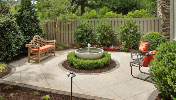 Air mancur kecil di tengah taman